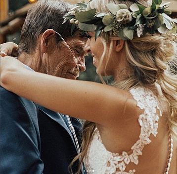 Невеста потанцевала с неизлечимо больным отцом на свадьбе. Она боялась, что он даже не сможет прийти