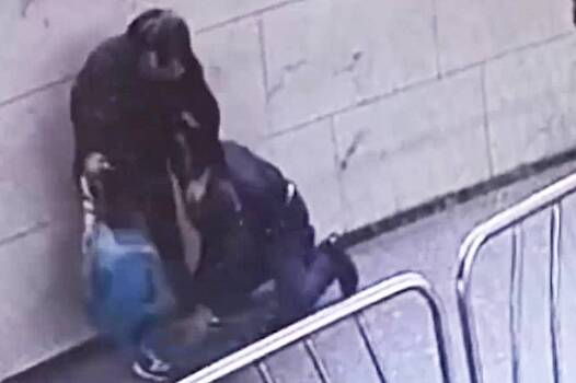 Драка пассажиров в московском метро попала на видео