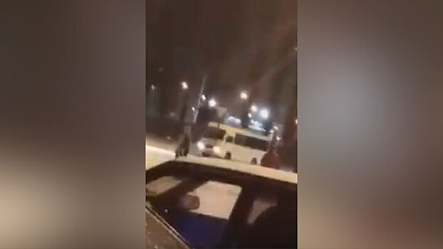 Водитель маршрутки в Ростове устроил «снежный дрифт» на парковке: видео