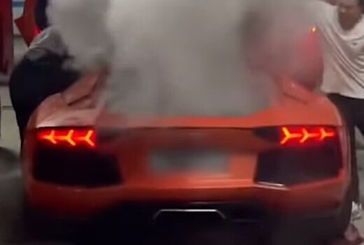 Видео: мужчина пытался пожарить мясо с помощью Lamborghini, но что-то пошло не так