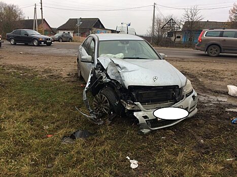 Mercedes врезался в опору ЛЭП