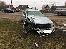 Mercedes врезался в опору ЛЭП