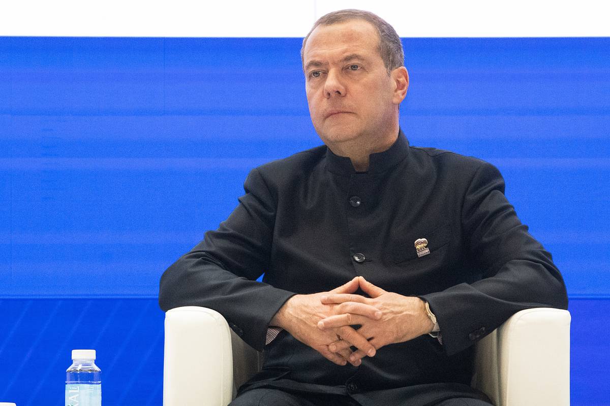 Медведев прокомментировал высказывания европейских королей о политике афоризмом