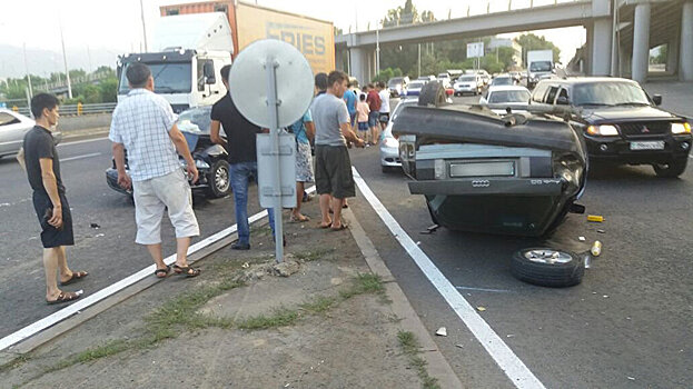 Очередной "перевертыш" в Алматы: в ДТП пострадали два человека