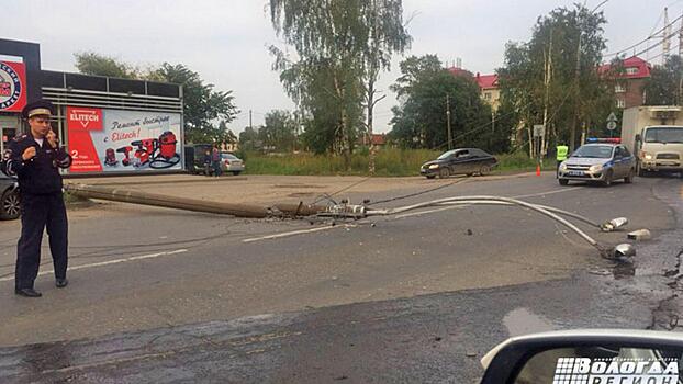 Бетонный столб рухнул на проезжую часть в результате ДТП в Вологде