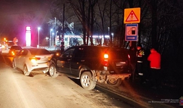 Нетрезвый водитель внедорожника устроил массовое ДТП под Волгоградом