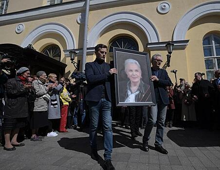 Погибшая артистка Элина Быстрицкая еще при жизни заказала памятник себе на могилу