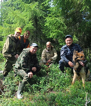 В Вологодской области поисковая группа полицейских со служебной собакой нашла в лесу блуждавшего несколько суток пенсионера