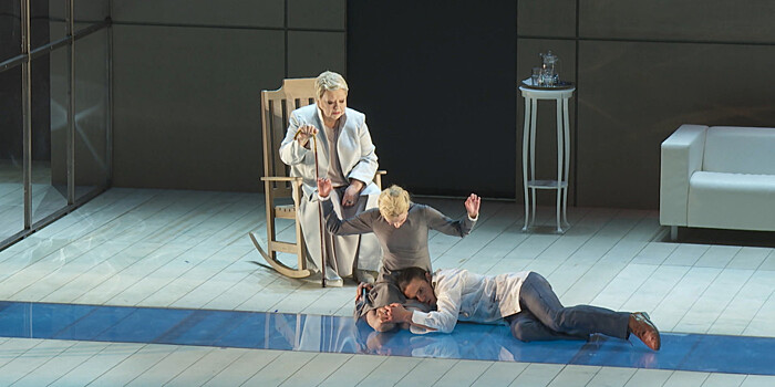 «Привидения» на сцене: премьера со Светланой Крючковой в театре имени Товстоногова