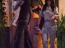 Папарацци засняли редкий выход Меган Фокс и Machine Gun Kelly с их 10-месячной дочерью: фото