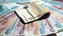 Евро упал ниже 83 рубля впервые за три недели