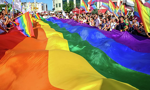 Еврокомиссия запретила Польше тратить деньги ЕС на изоляцию от ЛГБТ