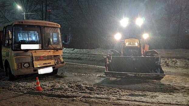 В Кирове рейсовый автобус столкнулся с экскаватором. В ДТП пострадали 4 человека
