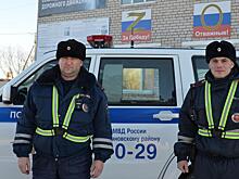 В Амурской области инспекторы ДПС оказали помощь пожилым супругам во время возгорания бани
