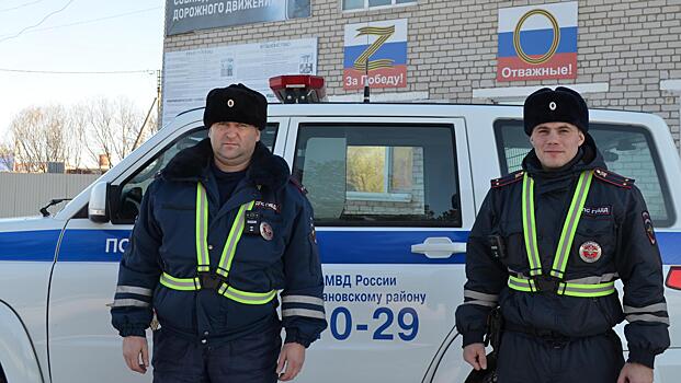 В Амурской области инспекторы ДПС оказали помощь пожилым супругам во время возгорания бани