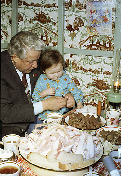 Председатель Верховного Совета РСФСР Борис Николаевич Ельцин держит на руках ребенка бригадира оленеводческого совхоза Анабарский, 1991