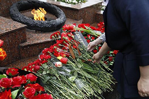 Глава Серпухова Дмитрий Жариков возложил цветы к Вечному огню на Соборной горе