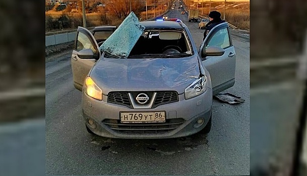 В Волгограде куски льда, слетевшие с фуры, разбили иномарку