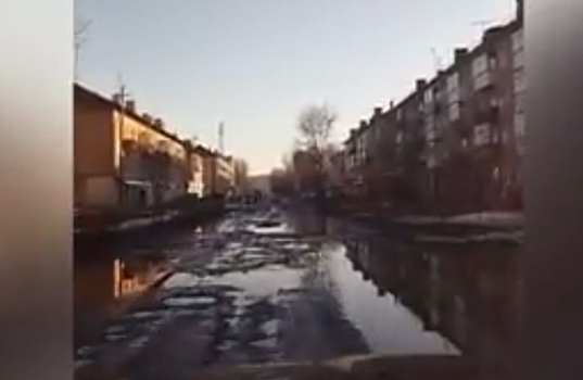 «Не дорога, а танкодром»: жители посёлка записали видео, как «убивают» свои машины