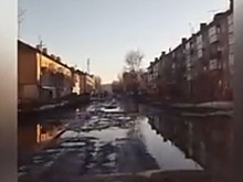 «Не дорога, а танкодром»: жители посёлка записали видео, как «убивают» свои машины