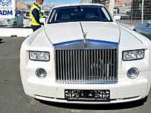 Власти арестовали Rolls-Royce Phantom из России за интерьер из крокодиловой кожи