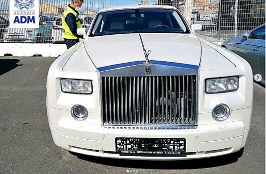 Власти арестовали Rolls-Royce Phantom из России за интерьер из крокодиловой кожи