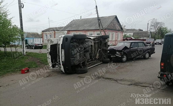 В Курской области «семерка» опрокинула микроавтобус