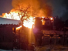 Огонь на площади более 100 “квадратов” вспыхнул в доме и постройках в Кузбассе