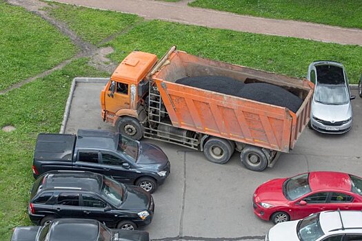 Как в подмосковных городах борются с парковкой грузовиков во дворах