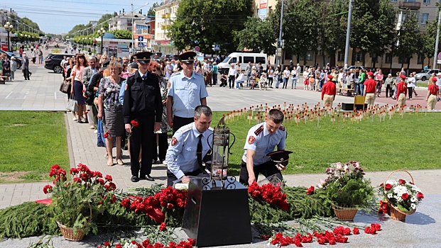 Росгвардия провела патриотическую акцию "Свеча памяти" в День памяти и скорби