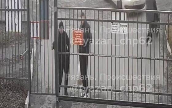 Мужчина выломал калитку на Касимовском шоссе в Рязани