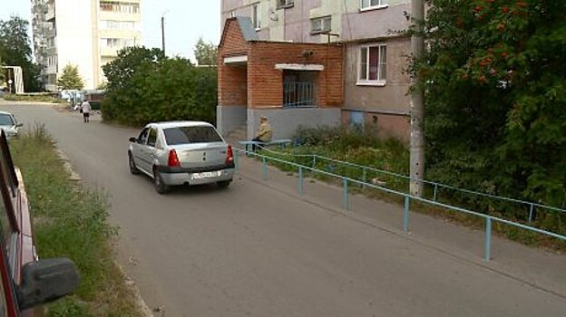 Во дворе на Ново-Казанской проезжая часть прилегает к подъездам