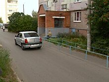 Во дворе на Ново-Казанской проезжая часть прилегает к подъездам