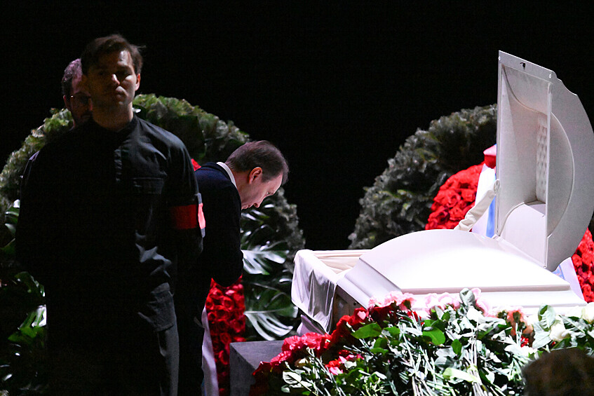 Актер Евгений Миронов на церемонии прощания с народной артисткой РФ Верой Алентовой в Московском драматическом театре имени А.С. Пушкина, 29 декабря 2025 года