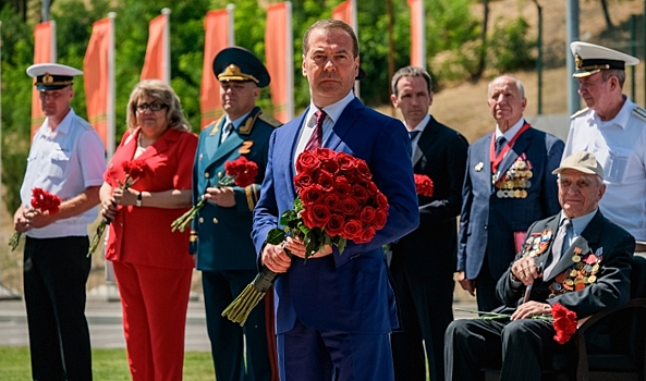 Дмитрий Медведев провел встречу с ветеранами в Волгограде