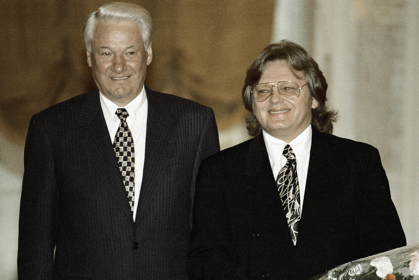 Президент РФ Борис Ельцин (слева) поздравляет композитора Юрия Антонова (справа) с присвоением ему звания народного артиста России, Москва, 14 августа 1997 года