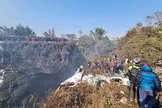 Спасатели обнаружили "черные ящики" на месте крушения самолета в Непале