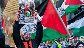 Тысячи людей вышли в Нью-Йорке в поддержку Палестины