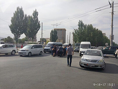 Девушку сбили на "зебре" в Бишкеке, водитель скрылся — фото после ДТП