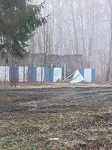 «Место для бомжей и наркоманов»: жители Чкаловска три года добиваются сноса трёх заброшек