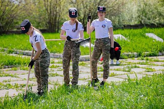 «Сестры Победы» навели порядок на братской могиле в Луганске