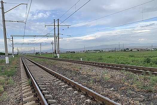 Пожилой новосибирец чудом выжил после столкновения с поездом