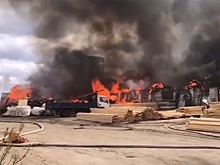 В Калуге горят склады с пиломатериалами