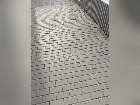 Тротуарная плитка разваливается в центре Читы