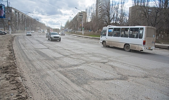 В Волгограде из-за экстренного торможения в автобусе упали два пассажира