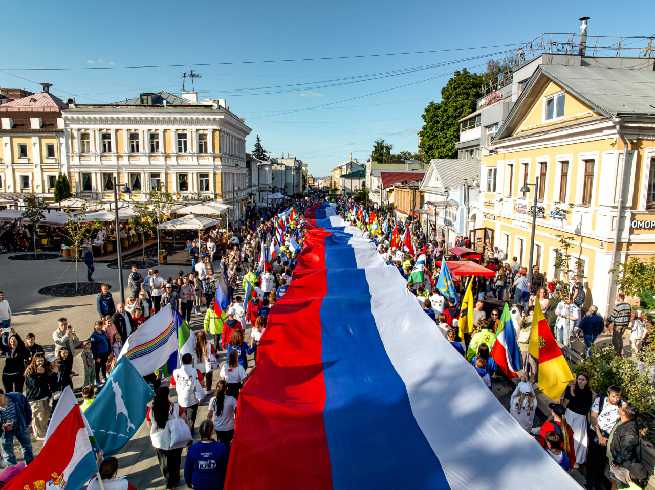 В День России в Нижнем Новгороде пронесли 100-метровый флаг России