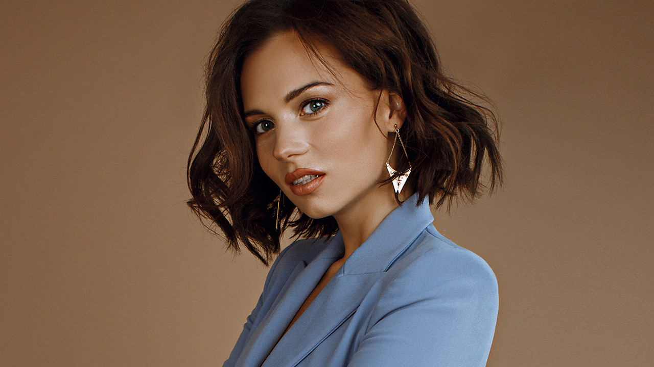 Секс видео брат пристаёт сере кагда түкіріп