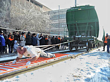 Протащил за собой поезд. Мировой рекорд по экстремальной буксировке, видео