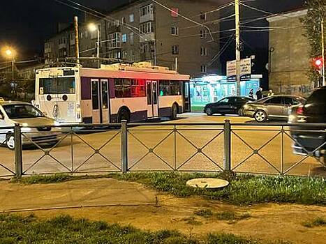 Опять «двойка»: на перекрёстке Красной и Борзова троллейбус и Mercedes не поделили дорогу