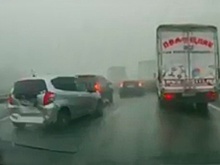 Во Владивостоке более 20 автомобилей попали в ДТП из-за тумана на трассе